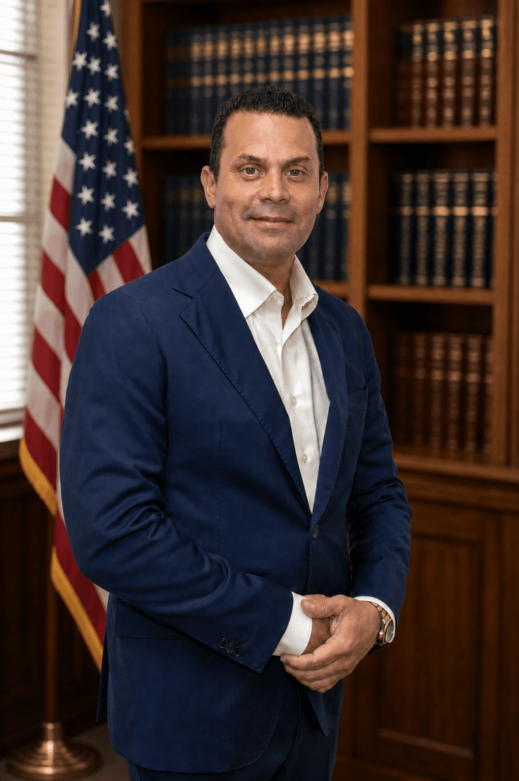 Alfredo García-Menocal, abogado de GMC Immigration junto a la bandera de Estados Unidos